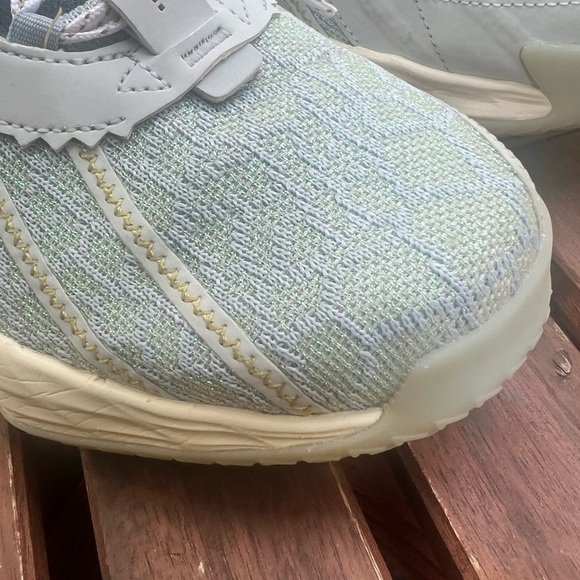 Size 10 adidas Dame 7 Christmas Pack is a special edition sneaker - Picture 8 of 13